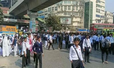 শাহবাগ অবরোধে ৫ কলেজ শিক্ষার্থীরা