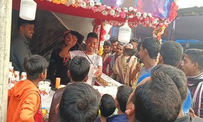 গাজীপুরে আজব ধোঁয়া বিস্কুট খেতে তরুণ-তরুণীর ঢল 