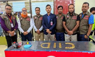 শাহজালালে দুই বিমানকর্মীর জুতায় মিলল ১৬ কোটি টাকার সোনা