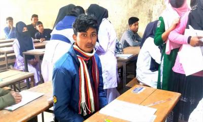 বাড়িতে বাবার মরদেহ রেখে এসএসসি পরীক্ষা দিলো সৈকত