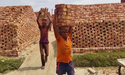 ভাটায় পোড়া জীবন সংগ্রামের ছবি