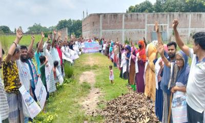 জনবসতি এলাকায় কারখানা স্থাপনের প্রতিবাদে ঈশ্বরদীতে বিক্ষোভ ও মানববন্ধন