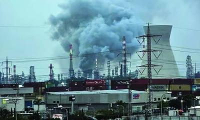 ইরানের হামলায় ইসরাইলের তেল শোধনাগারে আগুন