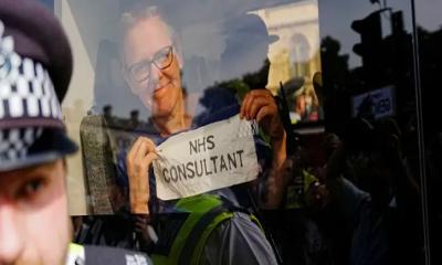 যুক্তরাজ্যের পার্লামেন্টের সামনে বিক্ষোভ, গ্রেপ্তার ৪ শতাধিক