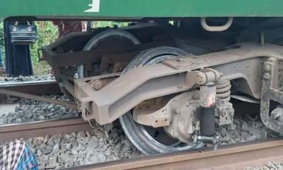 জয়পুরহাটে ট্রেন লাইনচ্যুত, ঢাকার সঙ্গে উত্তরবঙ্গের রেল যোগাযোগ বন্ধ