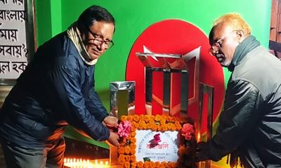 ২১ ইঞ্চি শহিদ মিনারে ফুল দিয়ে শহীদদের প্রতি শ্রদ্ধা নিবেদন