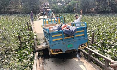 ব্রিজ ভেঙে পড়ায় চরম ভোগান্তিতে পর্যটকসহ হাজারো মানুষ