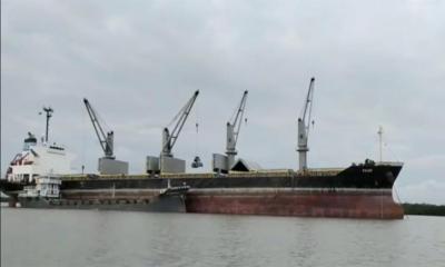 মোংলা বন্দরে তেলবাহী বোটের ধাক্কায় কয়লাভর্তি জাহাজডুবি