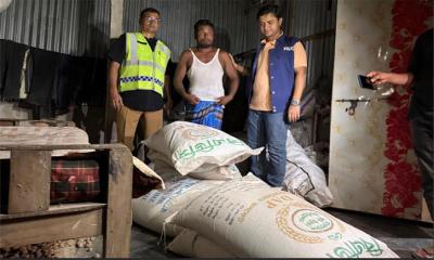 কুড়িগ্রামে ২১৫০ কেজি সার উদ্ধার, দুইজনকে জরিমানা