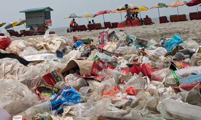 ময়লা-আবর্জনায় সৌন্দর্য হারাচ্ছে কুয়াকাটার সমুদ্র সৈকত