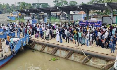 লক্ষ্মীপুর লঞ্চঘাটে ঘরমুখো যাত্রীদের ভীড়, লঞ্চ সংকটে মানুষের ভোগান্তি 
