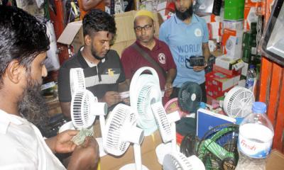 লোডশেডিংয়ে গরম চার্জার ফ্যানের বাজার