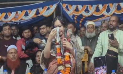 ‘আপনাদের এত ভালোবাসা পাওয়ার যোগ্য আমি নই’, বলে কাঁদলেন রুমিন ফারহানা