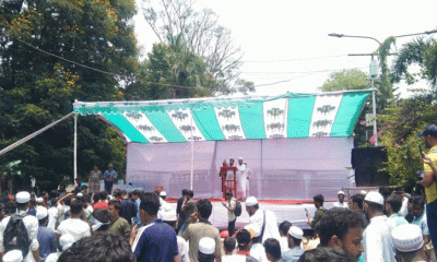 মঞ্চের সামনে অবস্থান নিয়েছেন আন্দোলনকারীরা