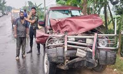বাসের সঙ্গে সংঘর্ষে দুমড়েমুচড়ে গেল গাড়ি, প্রাণে রক্ষা পেলেন ইউএনও