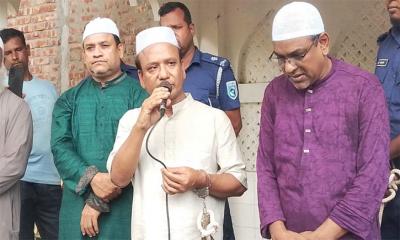 প্যারোলে মুক্তি পেয়ে মায়ের জানাজায় যুবলীগ নেতা