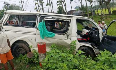 বিয়ে শেষে ফেরার পথে মাইক্রোবাস নিয়ন্ত্রণ হারিয়ে খাদে, নিহত ২