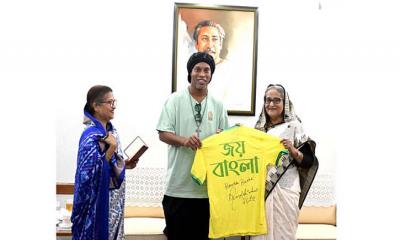 রোনালদিনিয়ো প্রধানমন্ত্রীকে দিলেন জার্সি, উপহার পেলেন নৌকা