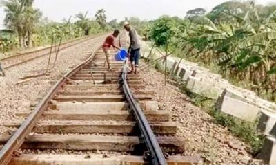 তীব্র তাপপ্রবাহে ঈশ্বরদীতে বেঁকে যাচ্ছে রেল লাইন