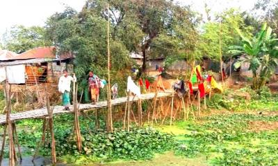 ভাঙ্গুড়ায় গ্রামবাসীর পারাপারে একমাত্র ভরসা সাঁকো