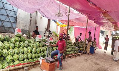 ভাঙ্গুড়ায় ক্রেতা সংকটে তরমুজ নিয়ে বিপাকে ব্যবসায়ীরা