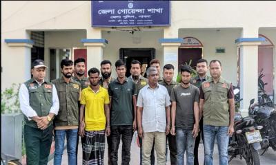 পাবনায় অস্ত্র-গুলিসহ ৪ জন গ্রেপ্তার 