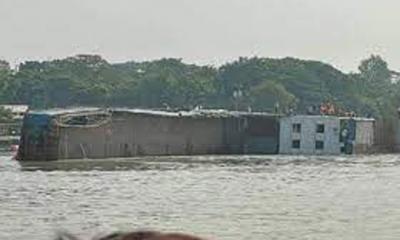 পাটুরিয়ায় বাল্কহেডের ধাক্কায় ফেরিডুবি