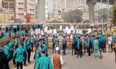 দাবি আদায়ে শাহবাগে অবস্থান নিয়েছেন ক্ষতিগ্রস্ত প্রবাসীরা