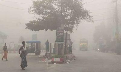 ঘনবর্ষা ও ভ্যাপসা গরমের মধ্যেও দেখা মিলল কুয়াশার