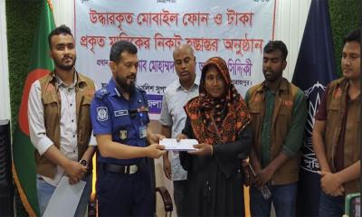 পিরোজপুরে হারানো ২৫টি মোবাইল উদ্ধার, মালিকদের কাছে হস্তান্তর 