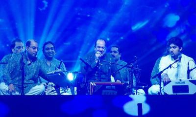 গান আর সুরের মূর্ছনায় স্টেজ মাতালেন রাহাত ফতেহ আলী