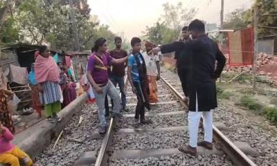 রাজশাহীর ভদ্রা বস্তিতে মাদকের বিরুদ্ধে এলাকাবাসীর প্রতিরোধ 