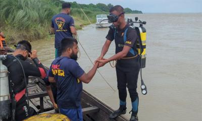 দুইদিনেও মেলেনি বাবা-ছেলের খোঁজ, পদ্মার পাড়ে স্বজনদের অপেক্ষার প্রহর