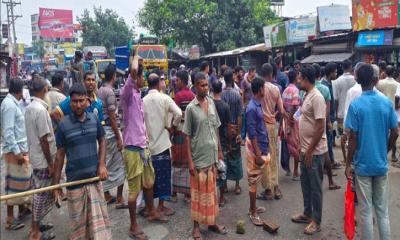 সারের দাবিতে রাজশাহী-ঢাকা মহাসড়কে কৃষকের ঢল, ঘণ্টাব্যাপী অবরোধ