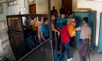 পুলিশের সামনেই টেন্ডার বাক্স ছিনতাই