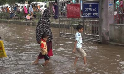 বৃষ্টির পানিতে রামেক হাসপাতালে হাঁটুপানি, রোগী-স্বজনদের ভোগান্তি