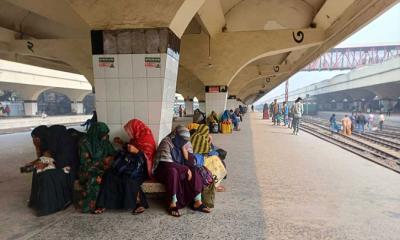 চলাচল শুরু হলেও দেরিতে ছাড়ছে ট্রেন, ভোগান্তিতে যাত্রীরা