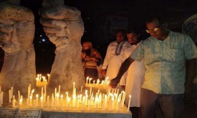 নিহতদের স্মরণে মোমবাতি প্রজ্বলন