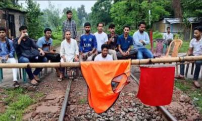 রাবি শিক্ষার্থীদের রেললাইন অবরোধ, সারাদেশের সঙ্গে ট্রেন চলাচল বন্ধ