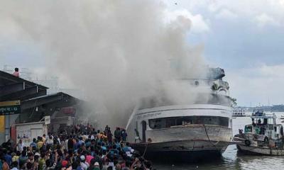 সদরঘাটে লঞ্চে আগুন, নিয়ন্ত্রণে ১২ ইউনিট