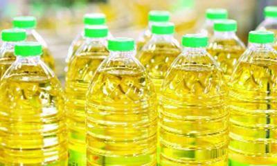 হঠাৎ বাড়ছে সয়াবিন তেলের দাম, বেকায়দায় ক্রেতারা