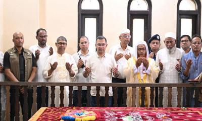 মওলানা ভাসানীর মাজার জিয়ারত করলেন প্রধানমন্ত্রী