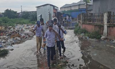 দুর্গন্ধে অতিষ্ঠ শিক্ষার্থীরা, জানালা বন্ধ রেখেই চলছে পাঠদান