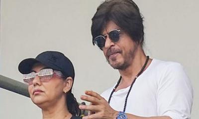 গ্যালারিতে স্ত্রীর সামনে কাকে জড়িয়ে ধরলেন শাহরুখ