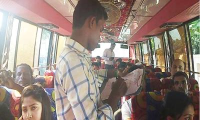 যেভাবে পকেট কাটা হচ্ছে যাত্রীদের