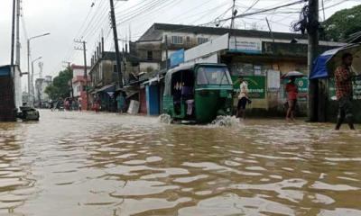 সুনামগঞ্জে আশ্রয়কেন্দ্রে বাড়ছে বানভাসি মানুষের ভিড়