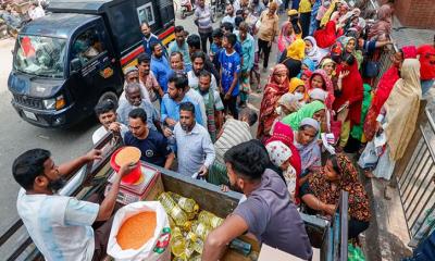 টিসিবির ট্রাকের সামনে হাহাকার, বাজারে নাভিশ্বাস