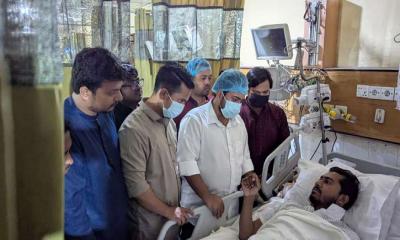 এয়ারপোর্ট থেকে নুরকে দেখতে হাসপাতালে এনসিপি নেতারা