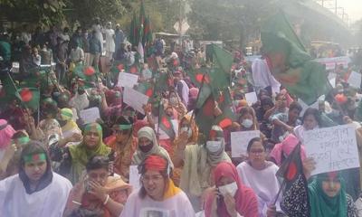 কাফনের কাপড় পরে শাহবাগে প্রাথমিকের শিক্ষকরা