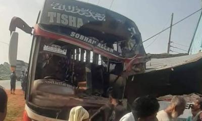 বাস নিয়ন্ত্রণ হারিয়ে মসজিদে ধাক্কা, প্রাণ গেল বাবা-ছেলের